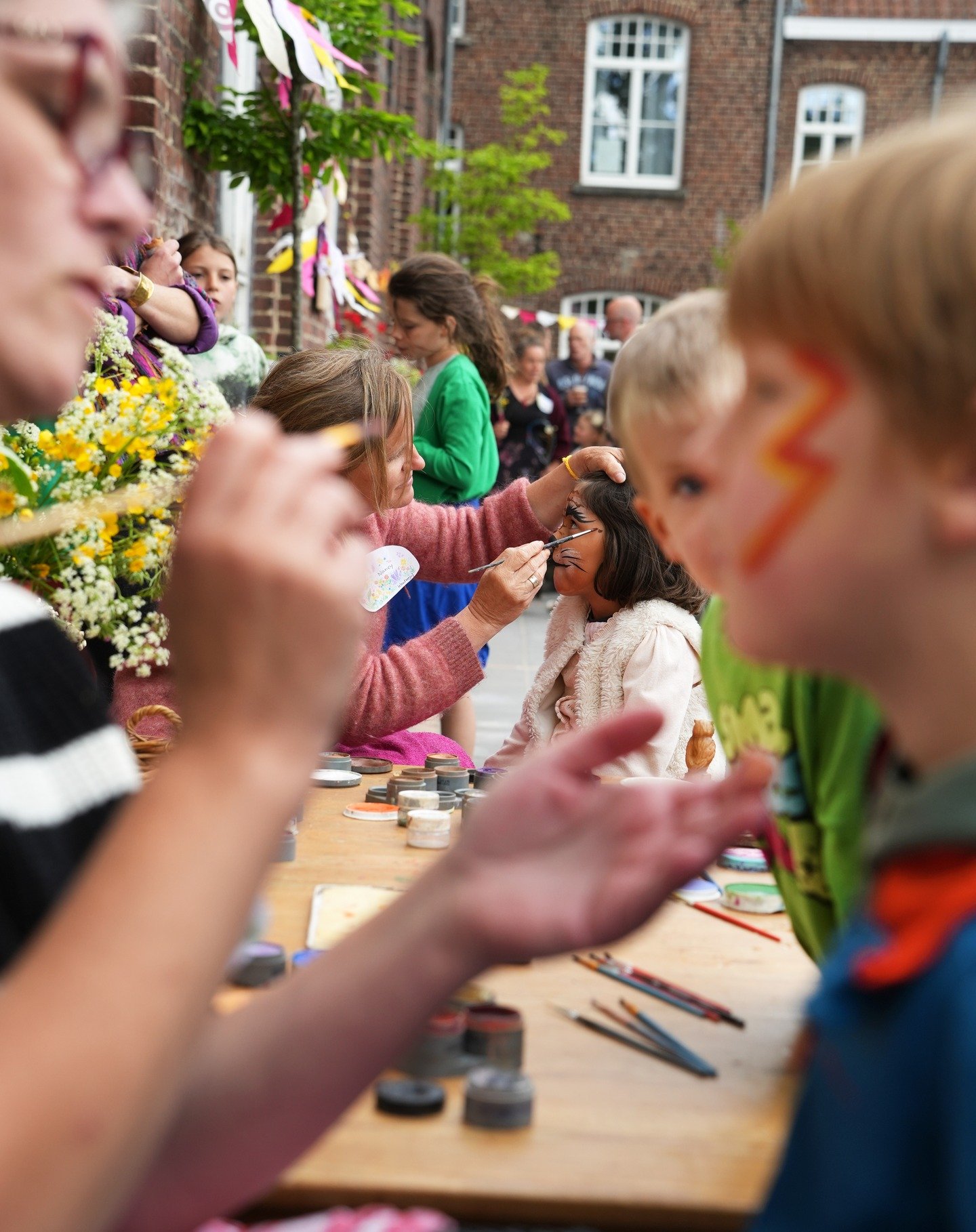 Nog steeds in de heerlijkheid van gisteren - onze Opendeurdag.
Het was
Wildhartig wonderen,
vertrouwen op een rijke bedding,
samen ruimte ademen,
wonderen,
natuurlijk je plaats vinden.
Het was onze Landelijke Steinerschool Munte 💚.
#landelijk