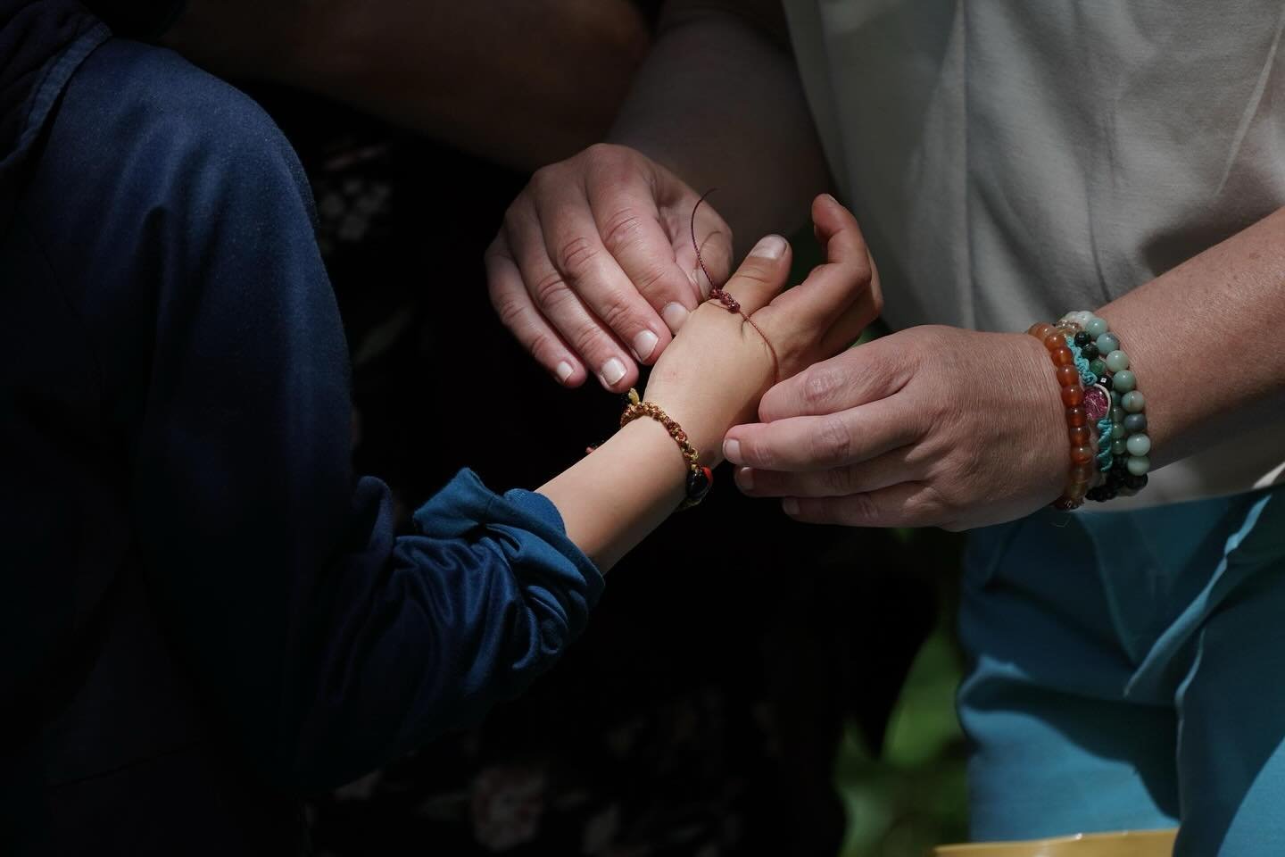 Klas 1 vierde het Zevenjaarsfeest. Een afronding van de eerste 7 jaarsperiode, een vooruitblik naar de volgende periode.
In schoonheid, eenvoud & ritueel werden onze eersteklassers begeleid door hun ouders, het bos en wie weet door wat nog...