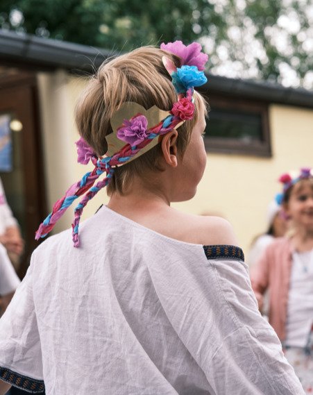 Aaah Pinksterfeest, een deugd voor je ogen, een deugd voor het hart.
Het feest halfweg Palmpasen en Sint-Jan.
Het ontluiken van het nieuwe.
De creatie kracht wordt aangewakkerd. Dit wakker worden van de aarde, zien we ook terug in onze oudste kleu