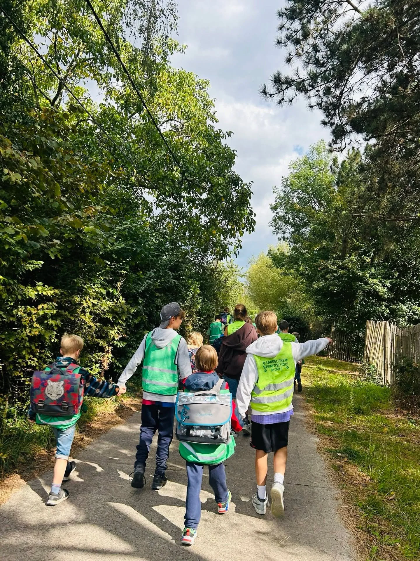 Grote en kleine handjes (aka meters/peters van klas 6 met klas 1) gingen samen op wandel en oogsten noten en appels.

#landelijkesteinerschoolmunte #munte #steinerschool #steineronderwijs #waldorf #vrijeschool #landelijk #buitenklas #klas1 #klas6 #oo