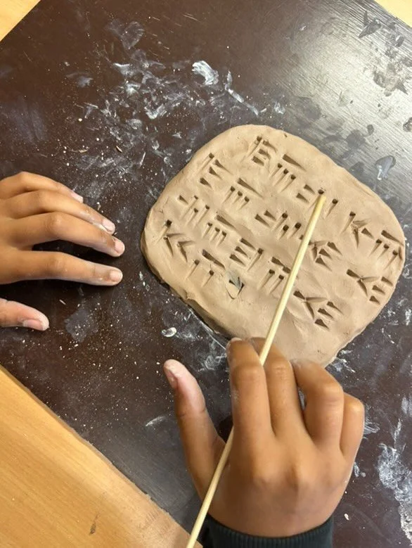 Spijkerschrift uit het oude Mesopotami&euml; in klas 5. 

#landelijkesteinerschoolmunte #munte #steinerschool #waldorf #vrijeschool #periodeonderwijs #klas5