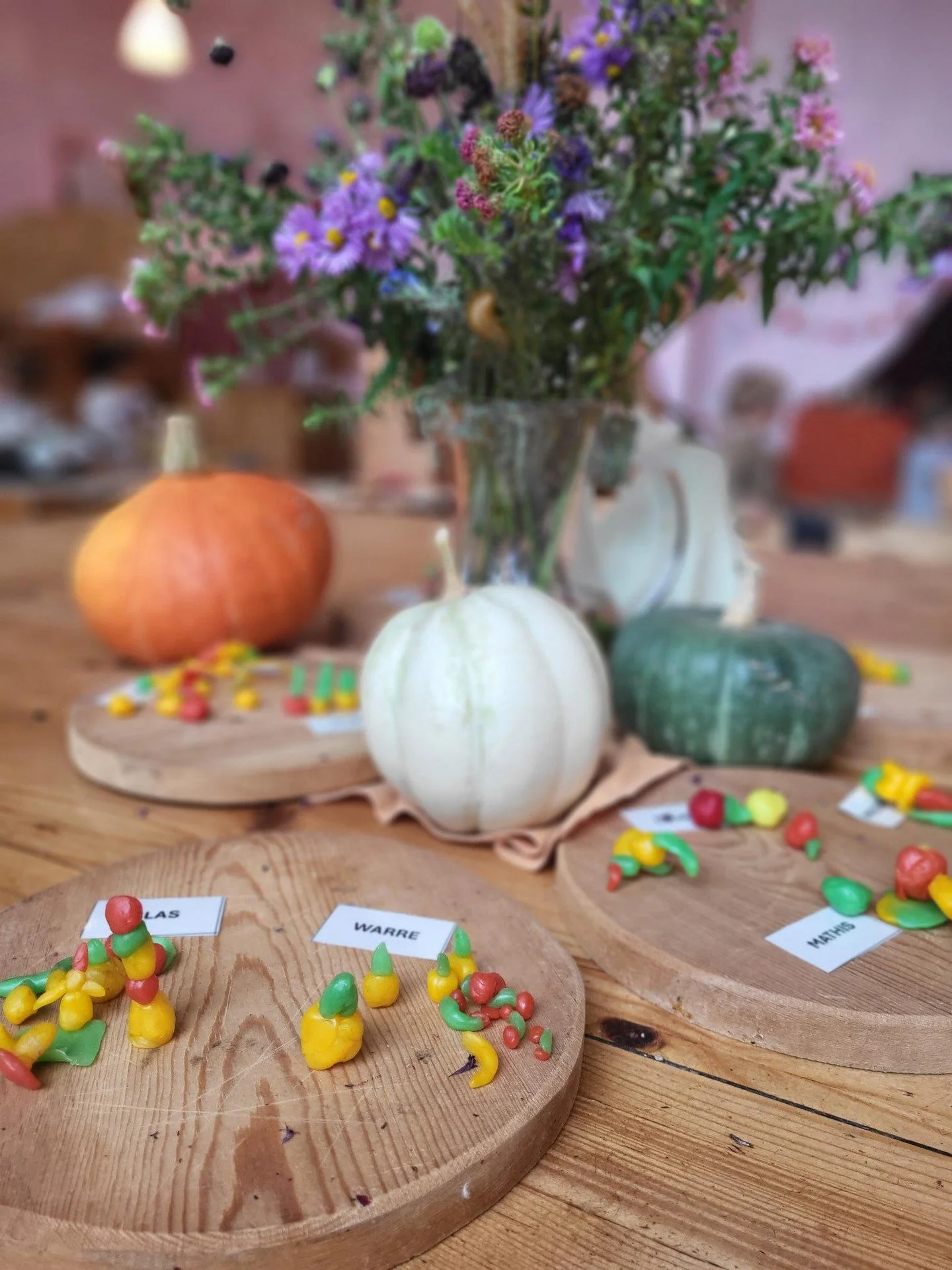Een schooldag in het kleuterhuis ❤️

#landelijkesteinerschoolmunte #munte #steineronderwijs #vrijeschool #waldorfonderwijs #kleuterhuis #kleuterschool #bijenwas #handwerk #spel