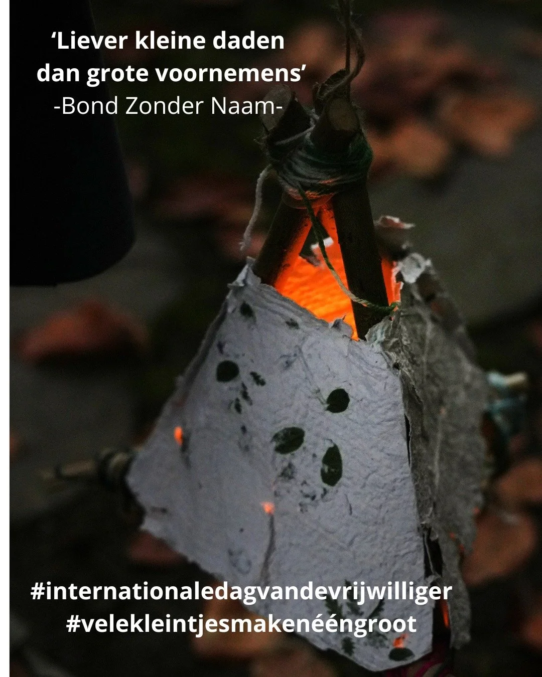 Die kleine daden, die vriendelijke lach in de ochtend, de tekening op de muur, het knippen van sterren, het bakken van taarten en het sleuren met de stofzuiger. Het openen van de deur, het delen van koek, het maken van de seizoenstafel, het vergadere