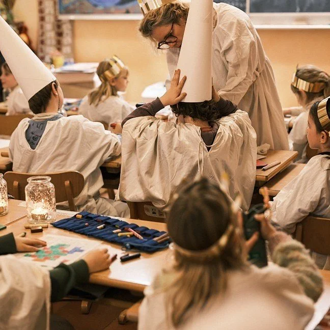 Santa-Lucia, 'Koningin van het Licht' 
Brenger van licht en vreugde in de donkere nacht.

#landelijkesteinerschoolmunte #munte #steineronderwijs #steinerschool #vrijeschool #waldorfeducation #klas3 #santalucia #koninginvanhetlicht