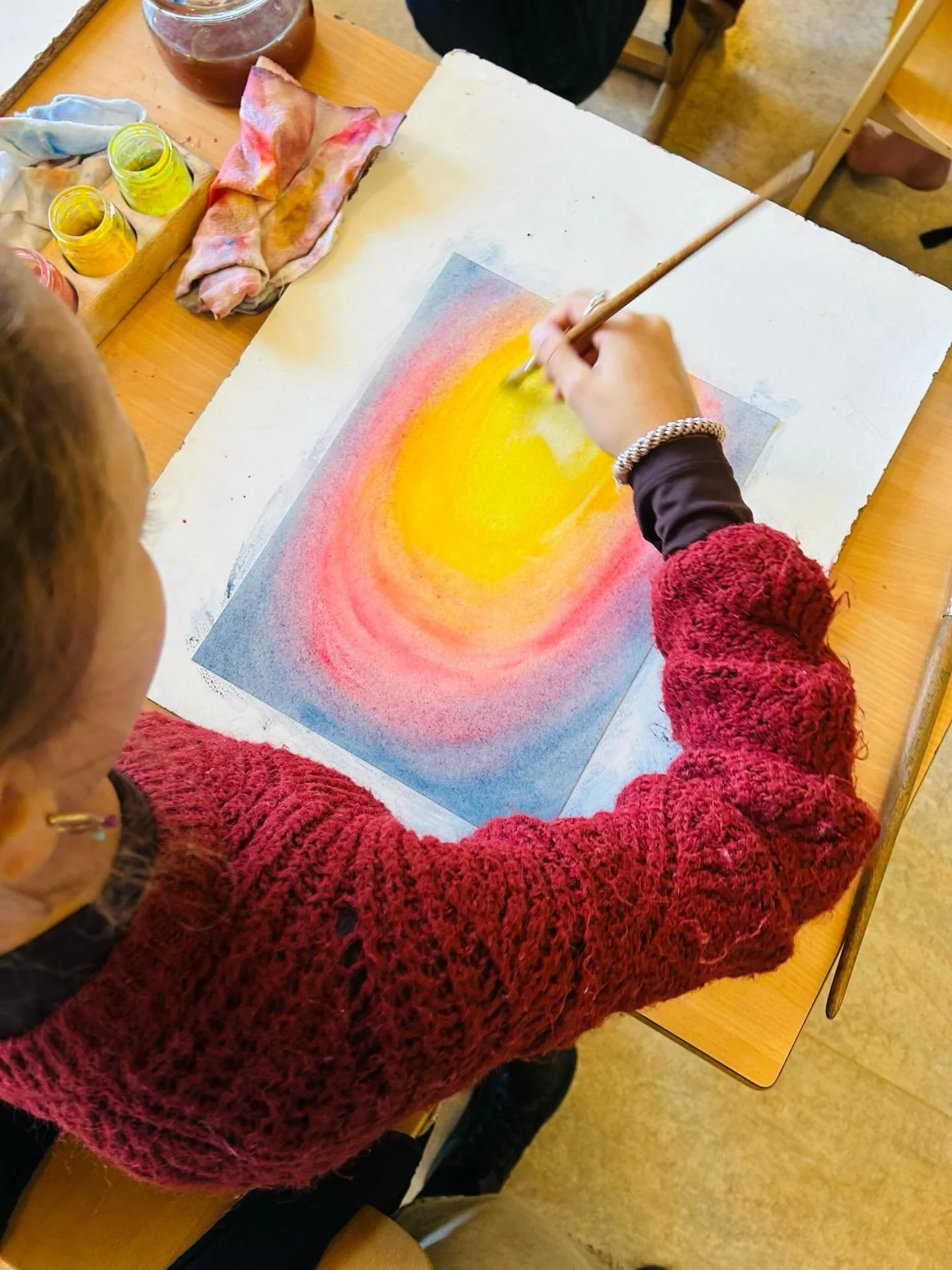 Vol concentratie schildert Klas 6 nat op nat.

#landelijkesteinerschoolmunte #steineronderwijs #waldorfeducation #vrijeschool #klas6