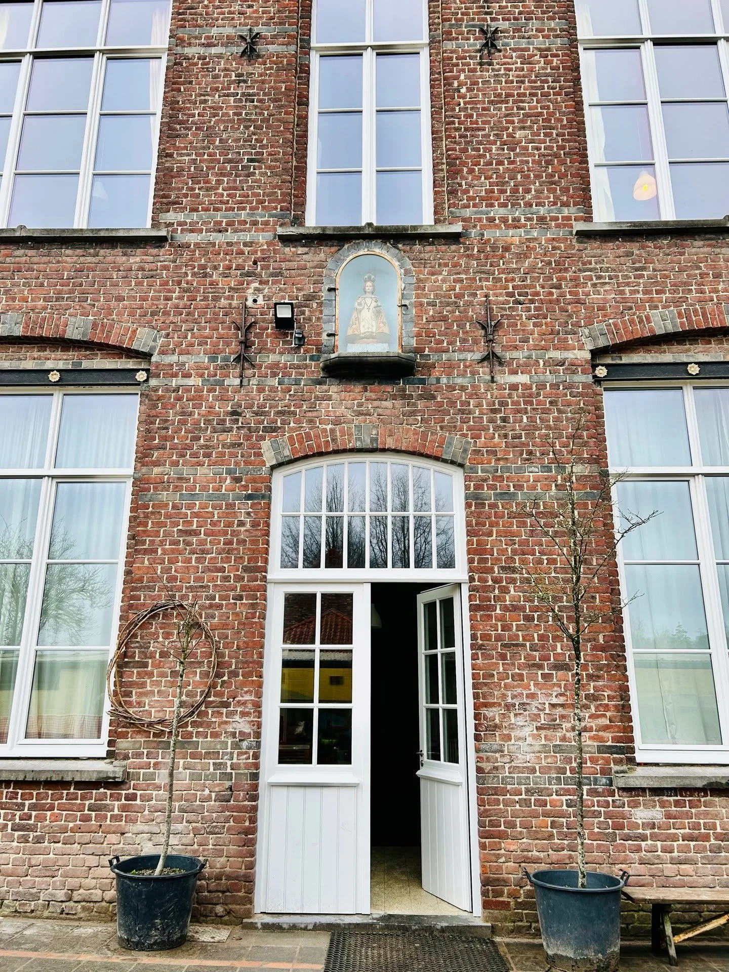 De ramen zijn gerestaureerd van de lagere school en dat is heel wat als #beschermdmonument en deel van Dorpskern Munte, #beschermddorpsgezicht . Want, wist je dat het schoolgebouw haar deuren voor het eerst opende in 1905 als Lagere School en Klooste