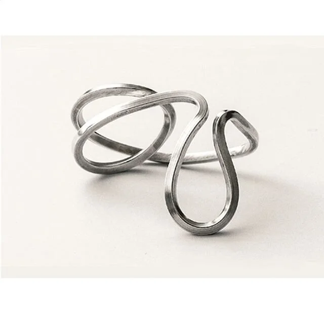 .
&laquo;Cuando tienes un gran espacio para conquistar, la curva es la soluci&oacute;n natural&raquo;.
Oscar Niemeyer.

#guilloujewels #jewelrystudio #authorjewelry #joyeriadeautor #artisticjewelry #ring #twofingering  #madeinmadrid #inspo #architect