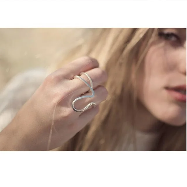.
As&iacute; de especial queda puesto el anillo n&ordm;[10]. Se coloca en dos dedos, pero sigue siendo una estupenda elecci&oacute;n para el d&iacute;a a d&iacute;a. 
Sof&iacute;a, la primera persona que se enamor&oacute; de esta pieza, vino a vernos