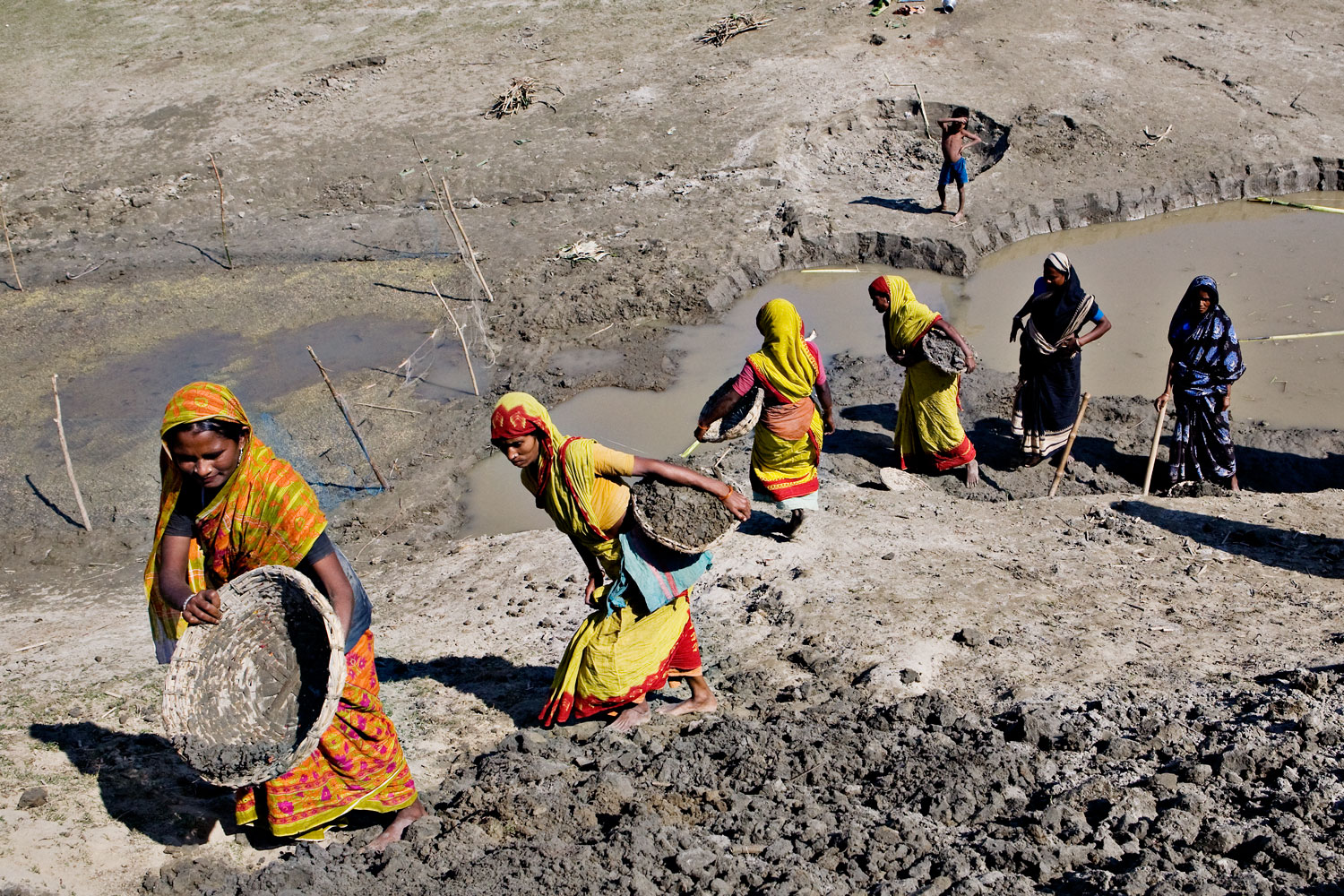Women are increasing the roads in Bangladesh to avoid flooding due to climate changes