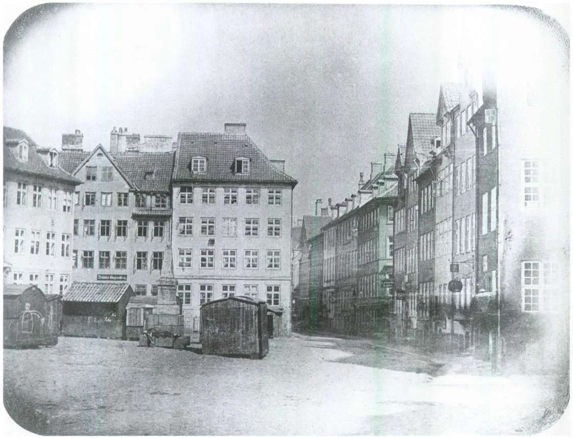 Københavns ældste fotografi taget af Peter Faber, der også er manden bag juleklassikeren Højt fra træets grønne top (1840 - Ulfeldts Plads, året inden skamstøtten blev taget ned og to år inden pladsen fik navnet Gråbrødretorv )
