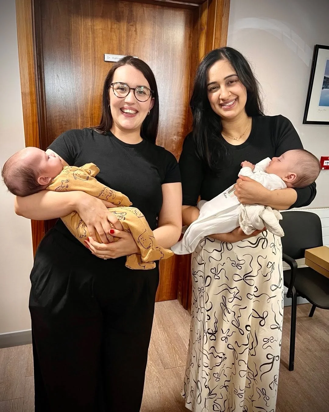 Our lunchtime visitors yesterday: Ciara with baby Ruair&iacute; and Hark with baby Caelan. 💙💙