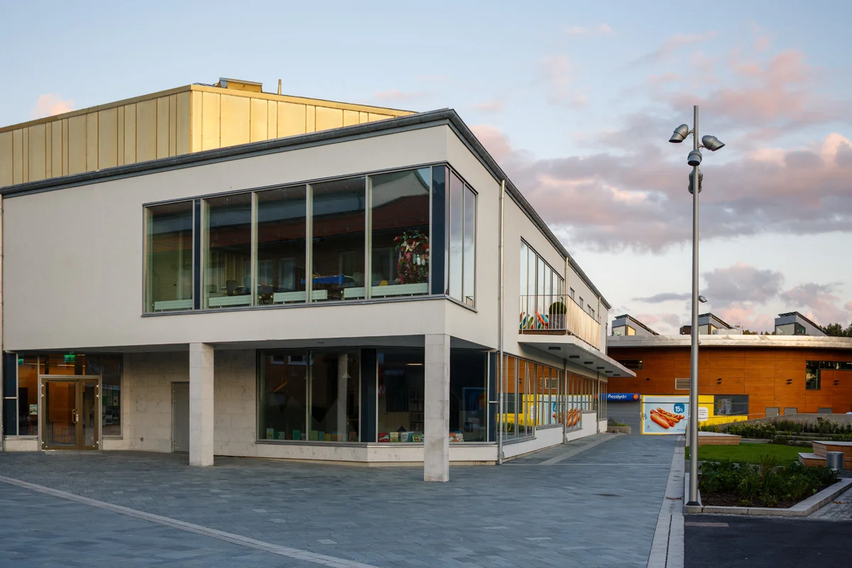 Landvetter Kulturhus utanför Göteborg arkitektur bild 6 exteriör.jpg