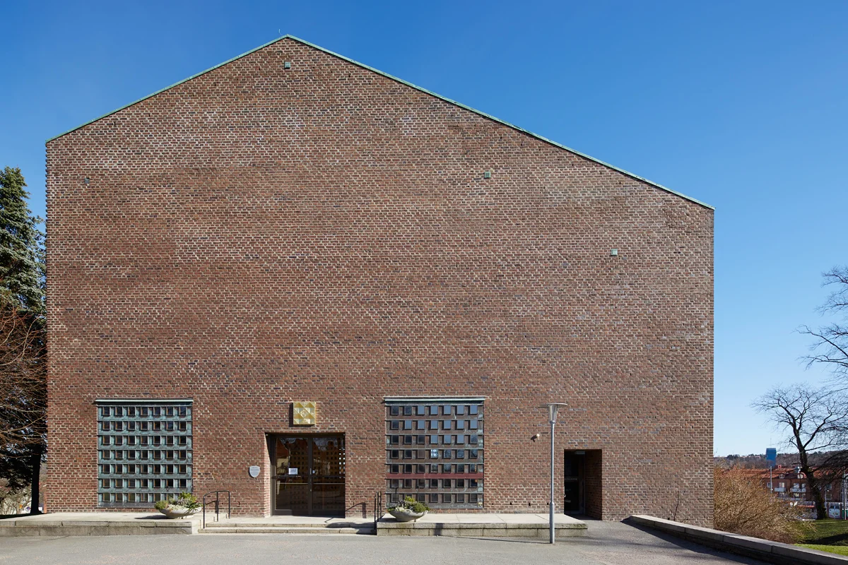 Härlanda Kyrka bild 3 i Göteborg klassiskt arkitektur av Peter Celsing.jpg