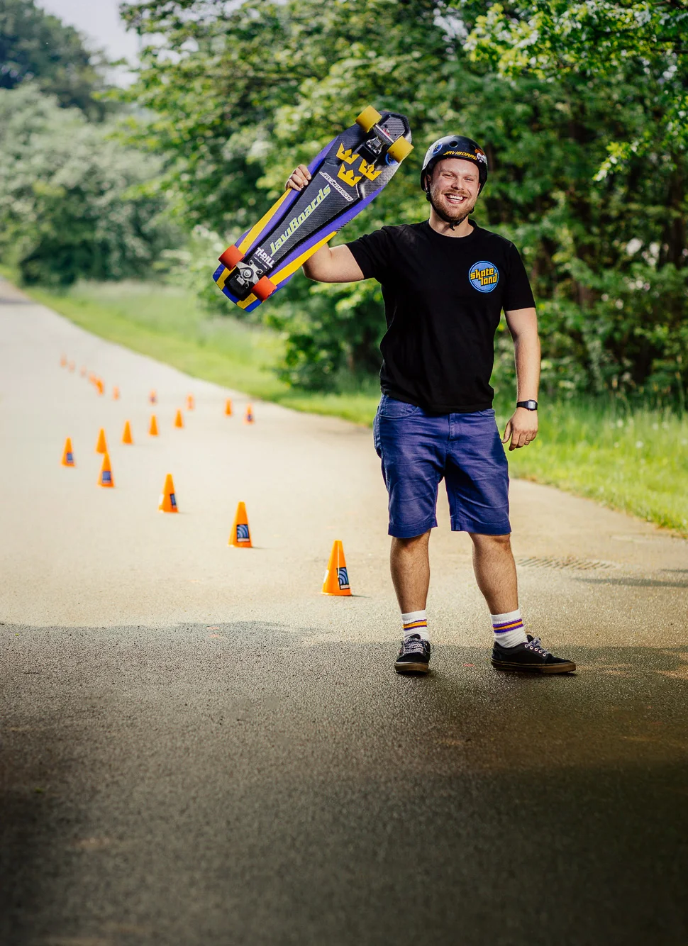 Baksidesbild av skateboardåkare Viktor till tidningen Utresan för Göteborgs spårvägar porträtt foto 8.jpg