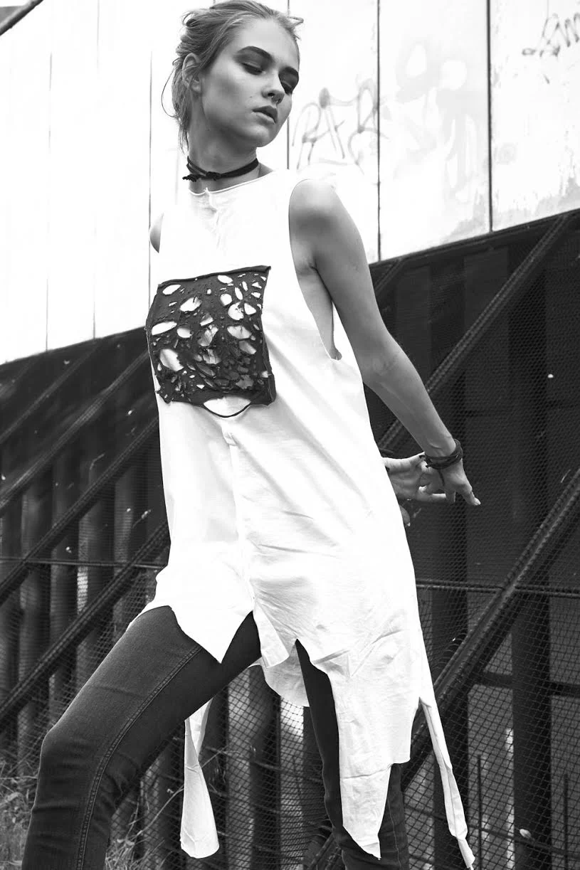 Model - By mimi. White clothes and mini bag - MARY KLÖ