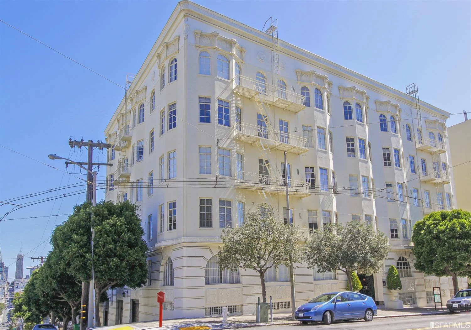 Studio condo in Pacific Heights