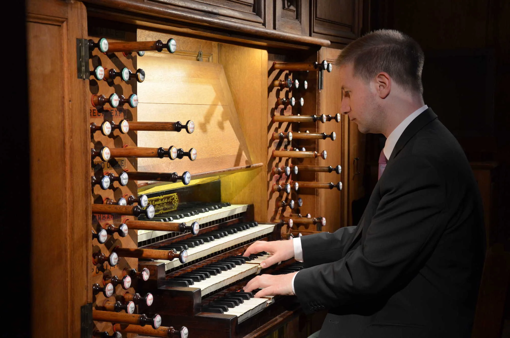 Johann Vexo plays the organ.
