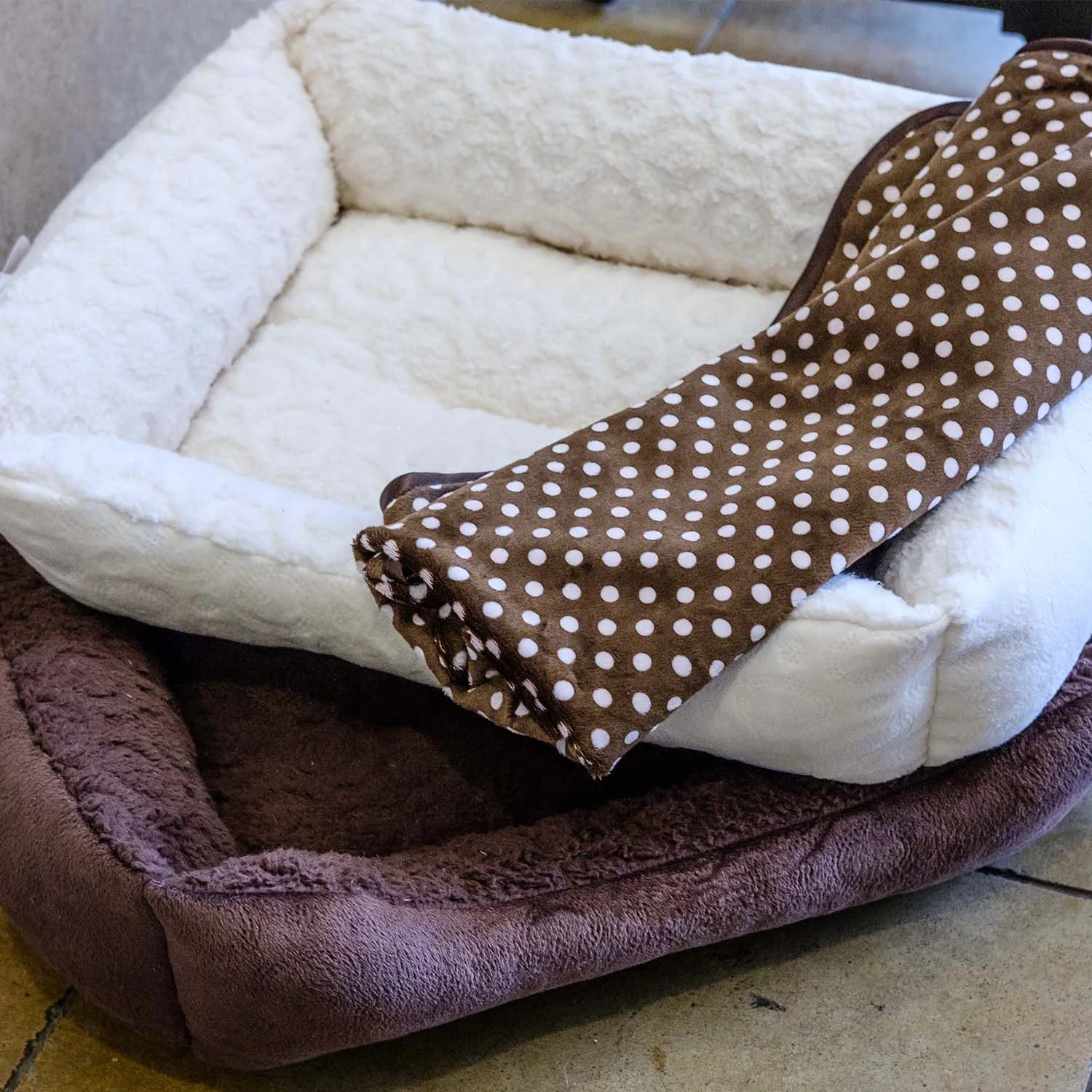 The average dog sleeps 12 to 14 hours a day. Give your dog the best sleep of hise life with a plush bed from Fancy Fur.