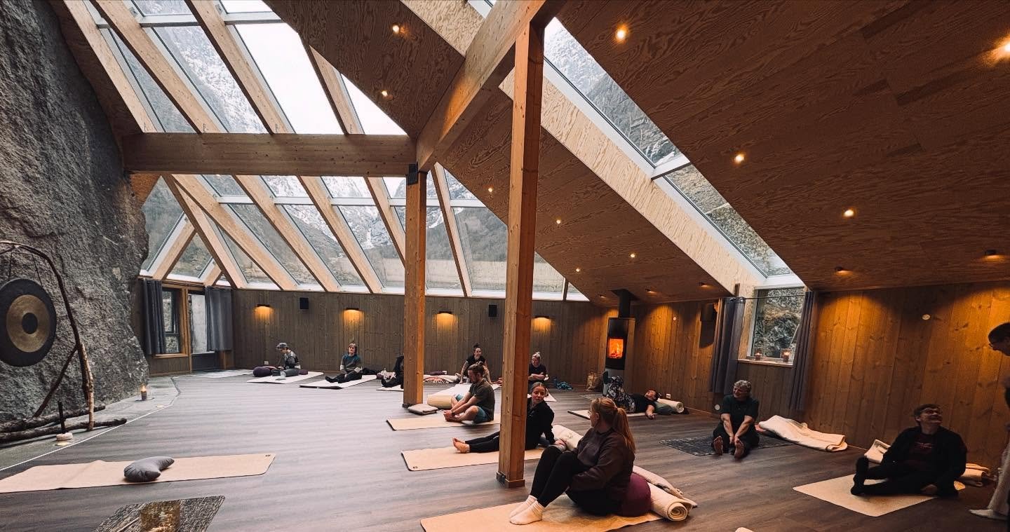 V &Aring; R ~ Y O G A 
stemningsrapport. 

S&aring; langt har vi hatt fokus p&aring; sirkulasjonsfremmande &oslash;velser, rensande og styrkande yogaposisjoner. 
Vi l&oslash;yser ogs&aring; opp med musikk og bevegelse som st&oslash;tter kroppen sine 