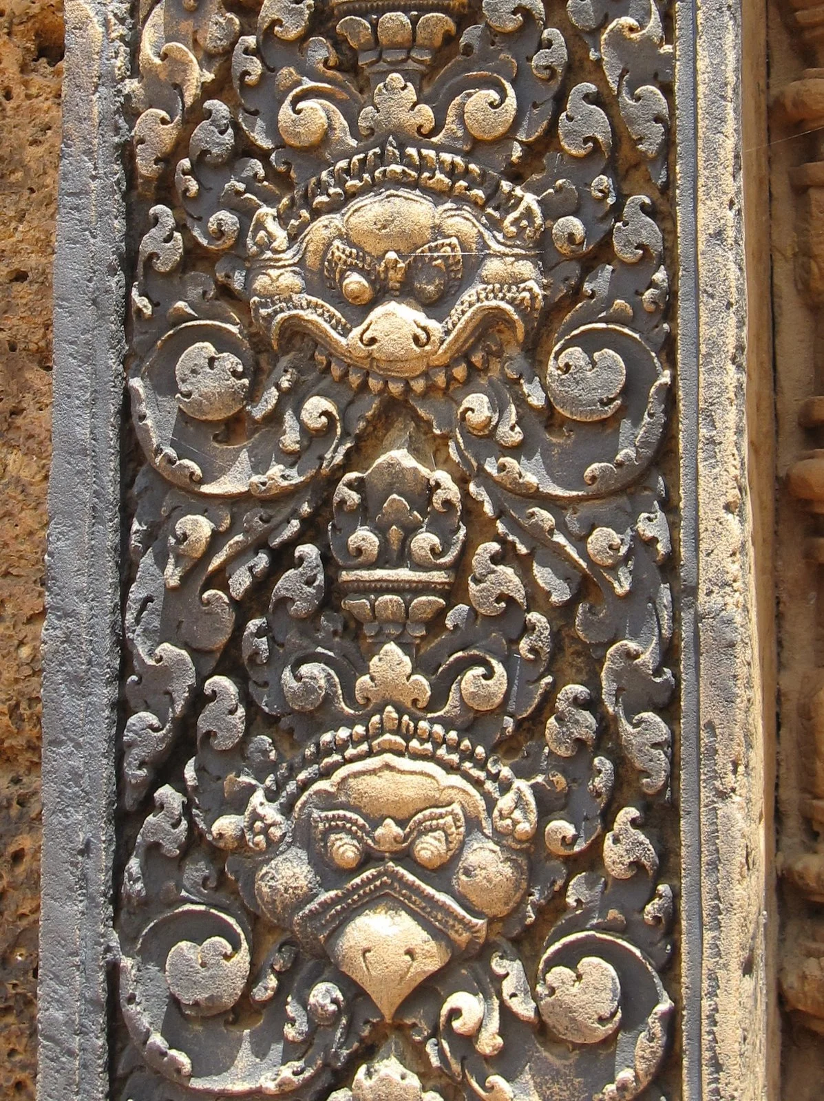 Splayed teeth stone carvings