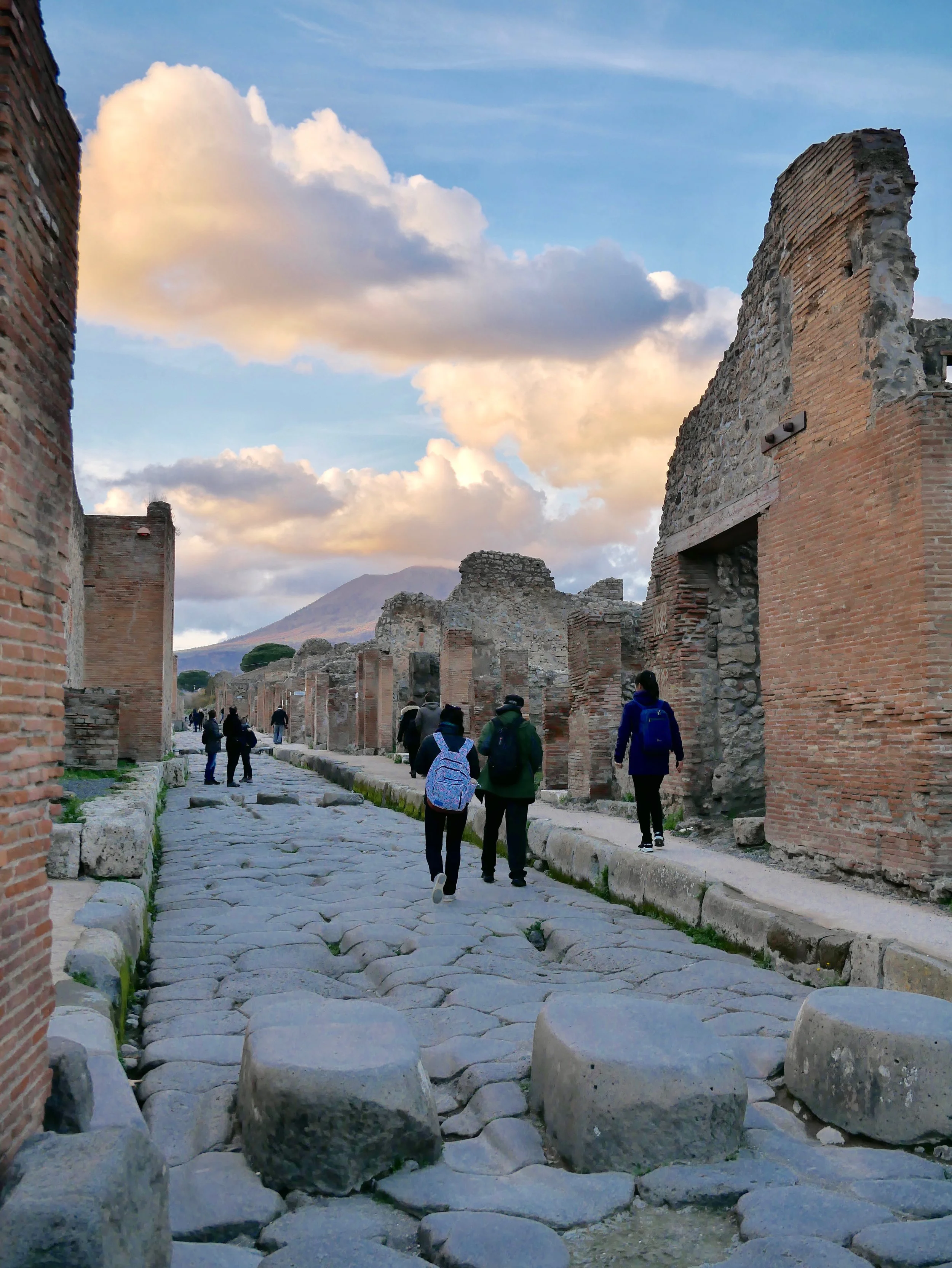 Pompeii with Vesuvius.jpg