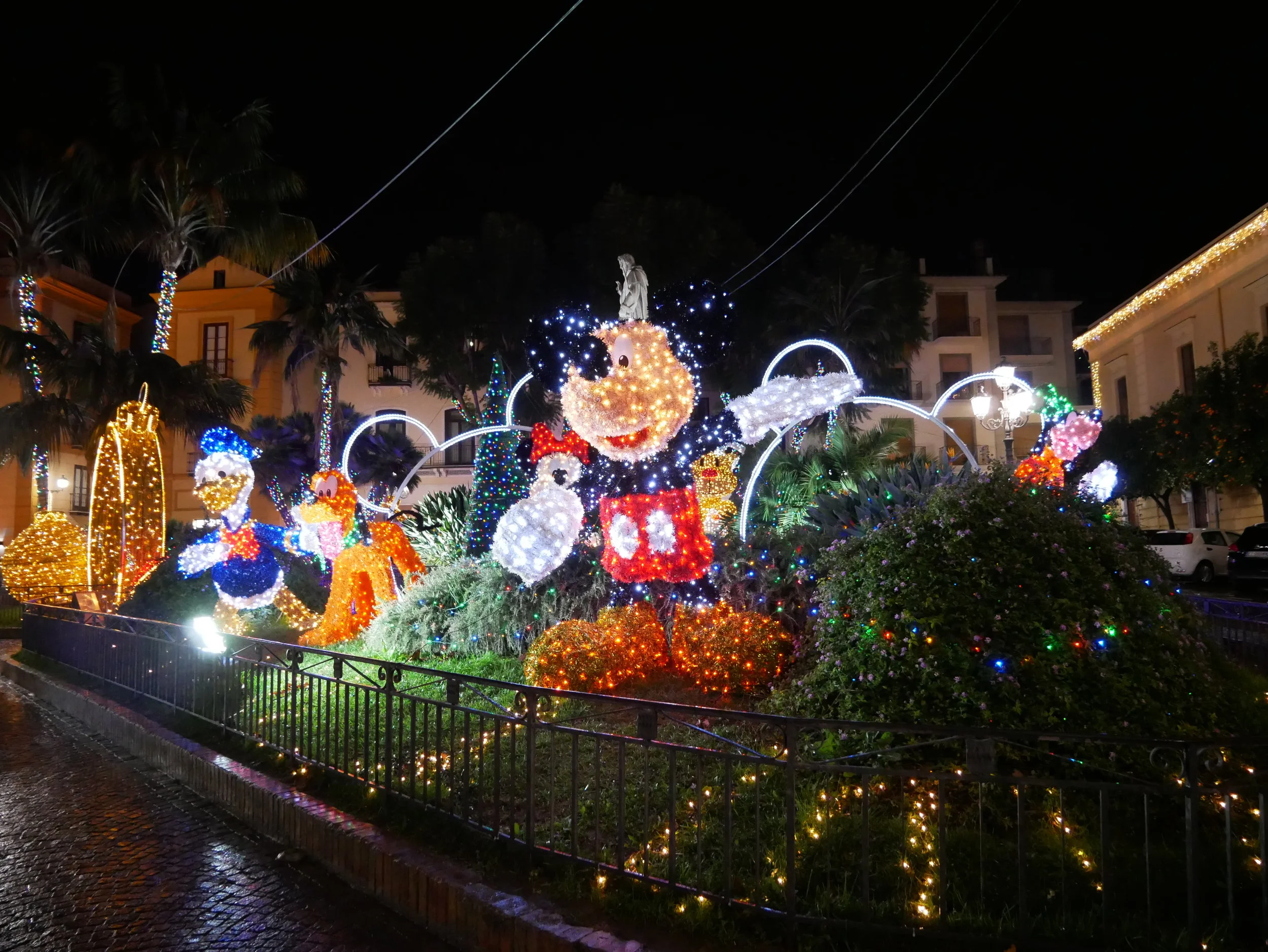 Piazza Sant'Antonio Christmas lights.jpg