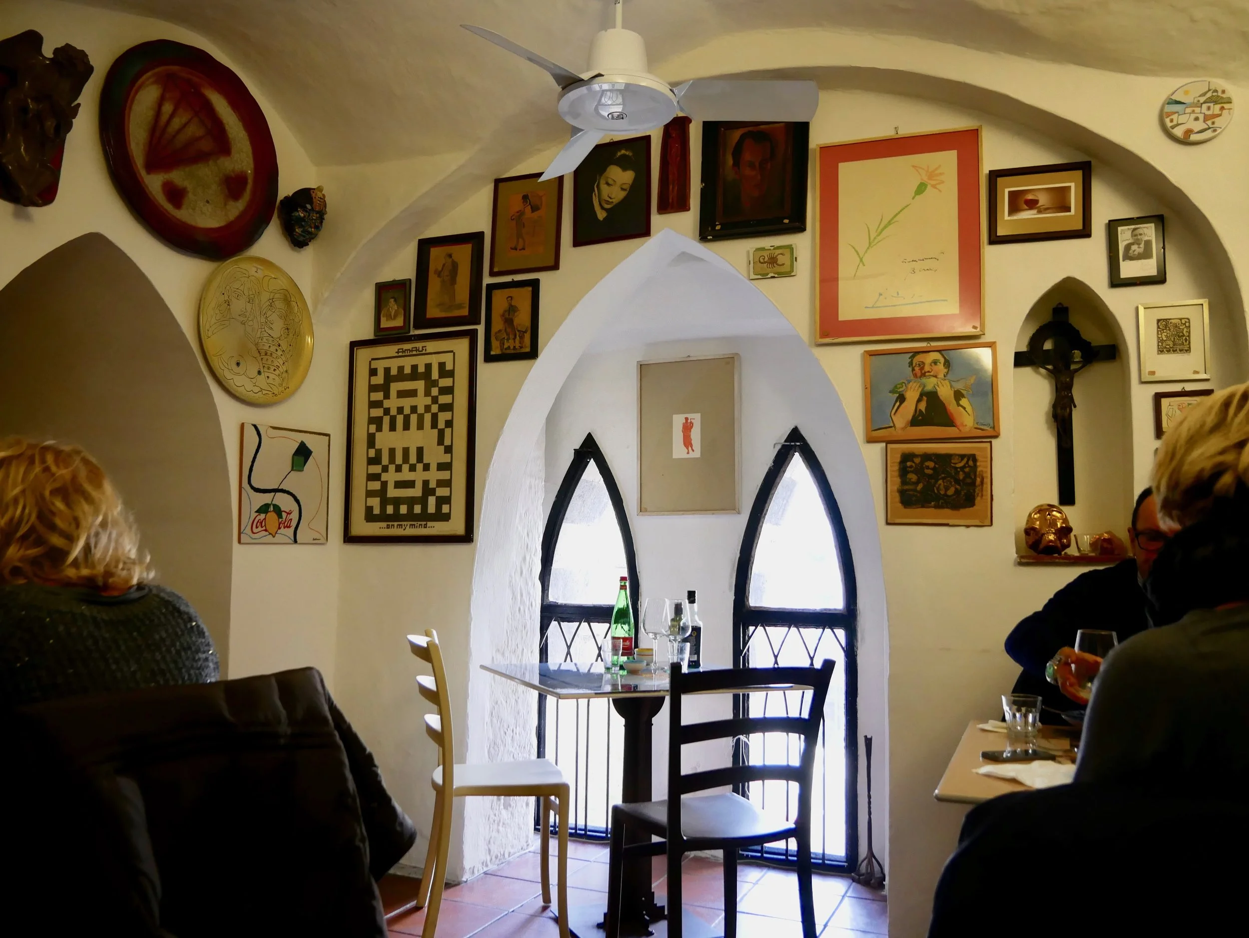 Taverna degli Apostoli interior.jpg