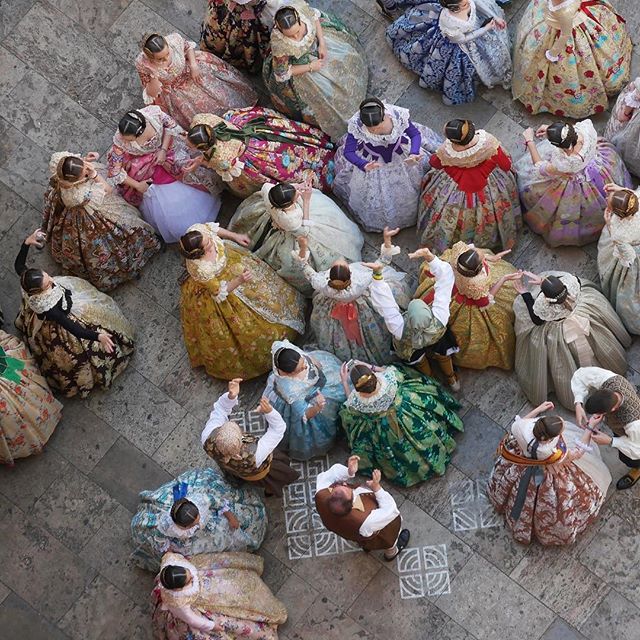 👀Birds eye view of Fallas, dancing in the street #tbt .
.
.
.
.
#valenciafallas #fallas #fallas2019 #falleros #falleras #valenciaspain #unescointangibleculturalheritage #bbctravel #cnntravel #cntraveller #travelandleisure #torresdequart #dancinginth