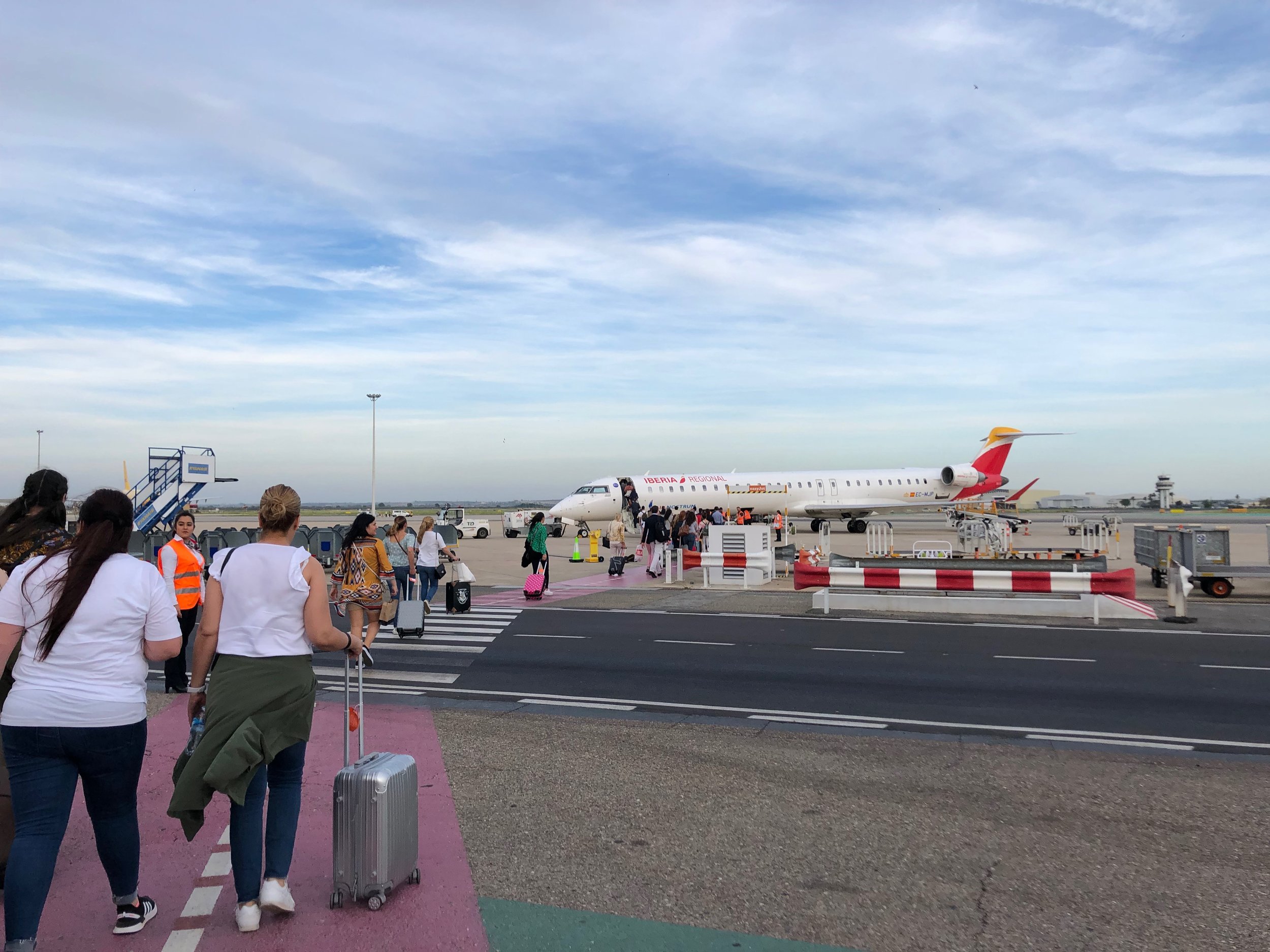 You can see how long and skinny the CRJ1000 is here.