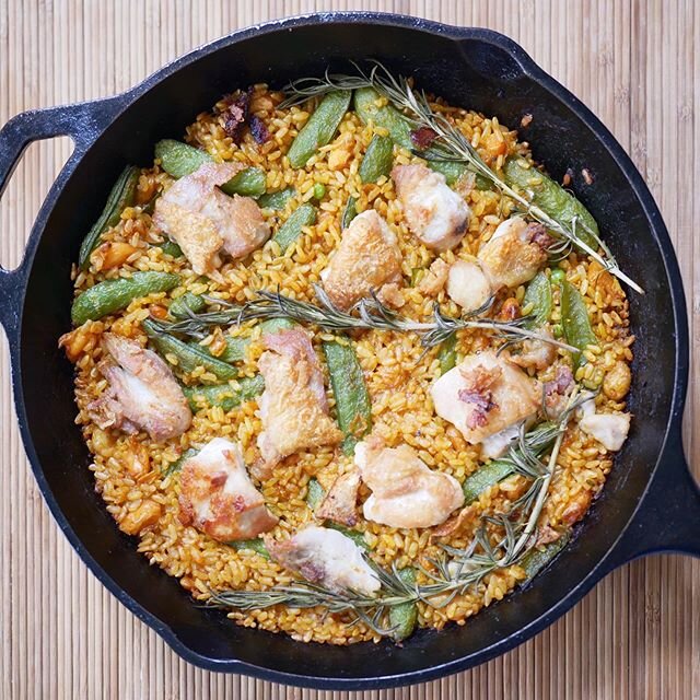 Paella valenciana... y californiana 🤣 In the absence of a paella pan, cast iron makes a pretty great socarrat (crispy rice layer)!
.
.
.
.
.
#localingredients #paellavalenciana #paella #chicken #sugarsnappeas #beans #romatomato #gratedtomato #rosema