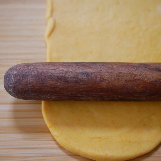 Rolling out dough for butternut squash manitou 馒头. Now swipe for final product!
.
.
.
.
.
#n&aacute;nguām&aacute;ntou #butternutsquash #yasukochifamilyfarms #csafarmbox #mantou #steamedbuns #chinesefood #chinesepastry #cookingathome #onmytable #quara