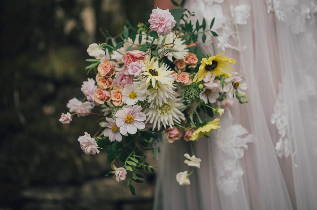 Locally grown flowers and the softest of light.​​​​​​​​​
Image @dearestlovephotography
Venue @broadwaytoweruk
Dresses @bicesterbridal
.
.
.
#theflowerstory #fortheloveofflowers #britishflowers #britishflorals #britishweddingflowers #weddingflowers #w