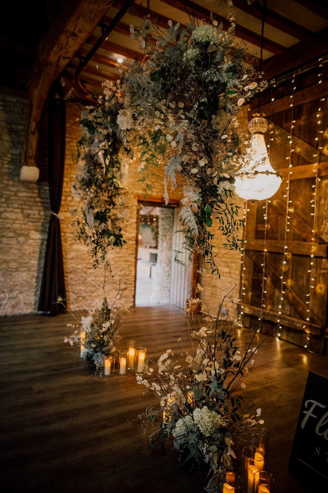 It's a slow and gentle start to 2025 over here. It's sparkling frost outside and so it feels right to start 2025 with some wintry floral inspiration. This suspended arch is full of dried flowers, seedheads and my favourite lunaria. 

I've just sat do