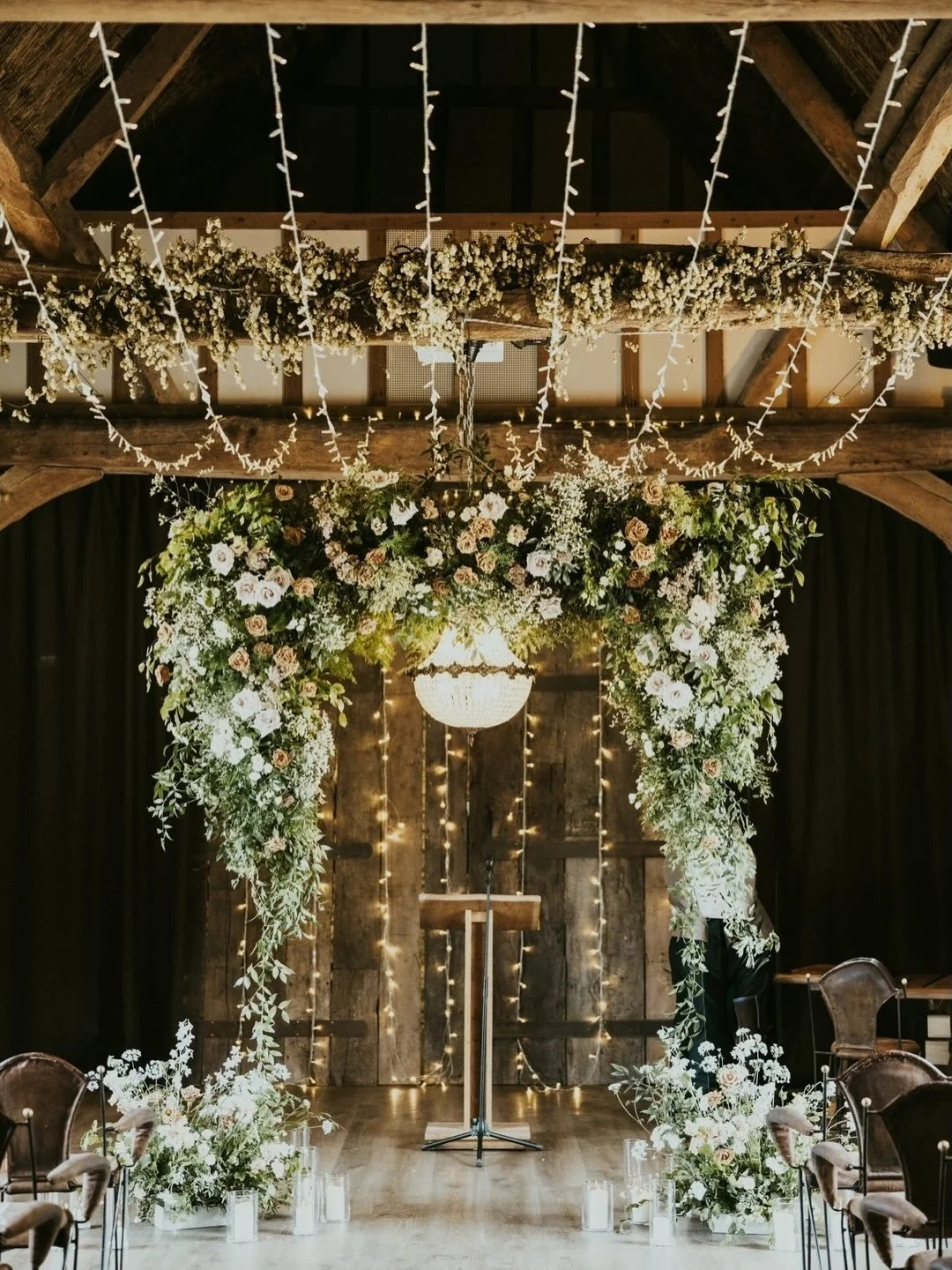 There&rsquo;s just something magical about flowers floating above you. We love creating floral hanging installations they create a beautiful frame for your ceremony space.

1.  @igordemba
2. @jessiewhealy
3. @etiennelaineweddings
4. @joseph.lj.photo