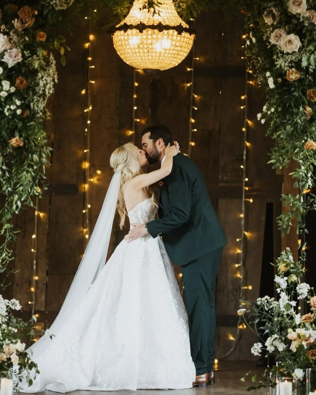 A carousel of floral happiness and the prettiest hanging arch from F&amp;C&rsquo;s gorgeous wedding day! Every petal and every detail was a joy to design for our lovely couple.
⠀⠀⠀⠀⠀⠀⠀⠀⠀
Venue @Tythebarnlaunton
Images @Igordemba
⠀⠀⠀⠀⠀⠀⠀⠀⠀
#LuxuryWedd