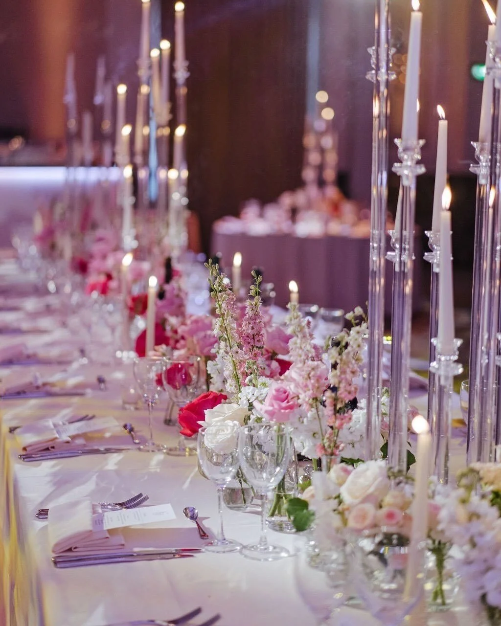 A gentle colour gradient from white to magenta, we loved these beautiful ombre bud vases for our couple N&amp;D.
⠀⠀⠀⠀⠀⠀⠀⠀⠀
Venue: @the_landmark_london 
Photographer: @chloedelmonte