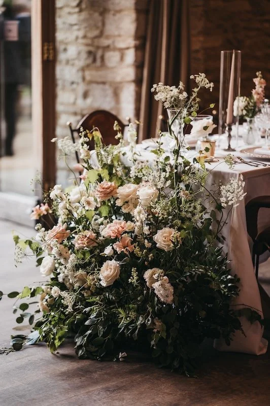 White and neutral table meadows by The Flower Story