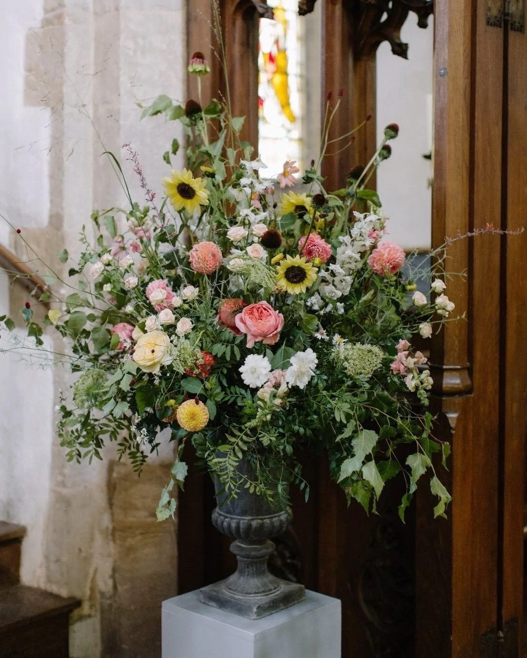 Statement urns overflowing with sunflowers and roses for our lovely couple S&amp;F. Paired with matching floral meadows to create a seamless, luxurious look.
⠀⠀⠀⠀⠀⠀⠀⠀⠀
Images by @beccygoddard
Venue St Mary&rsquo;s Church, Launton
⠀⠀⠀⠀⠀⠀⠀⠀