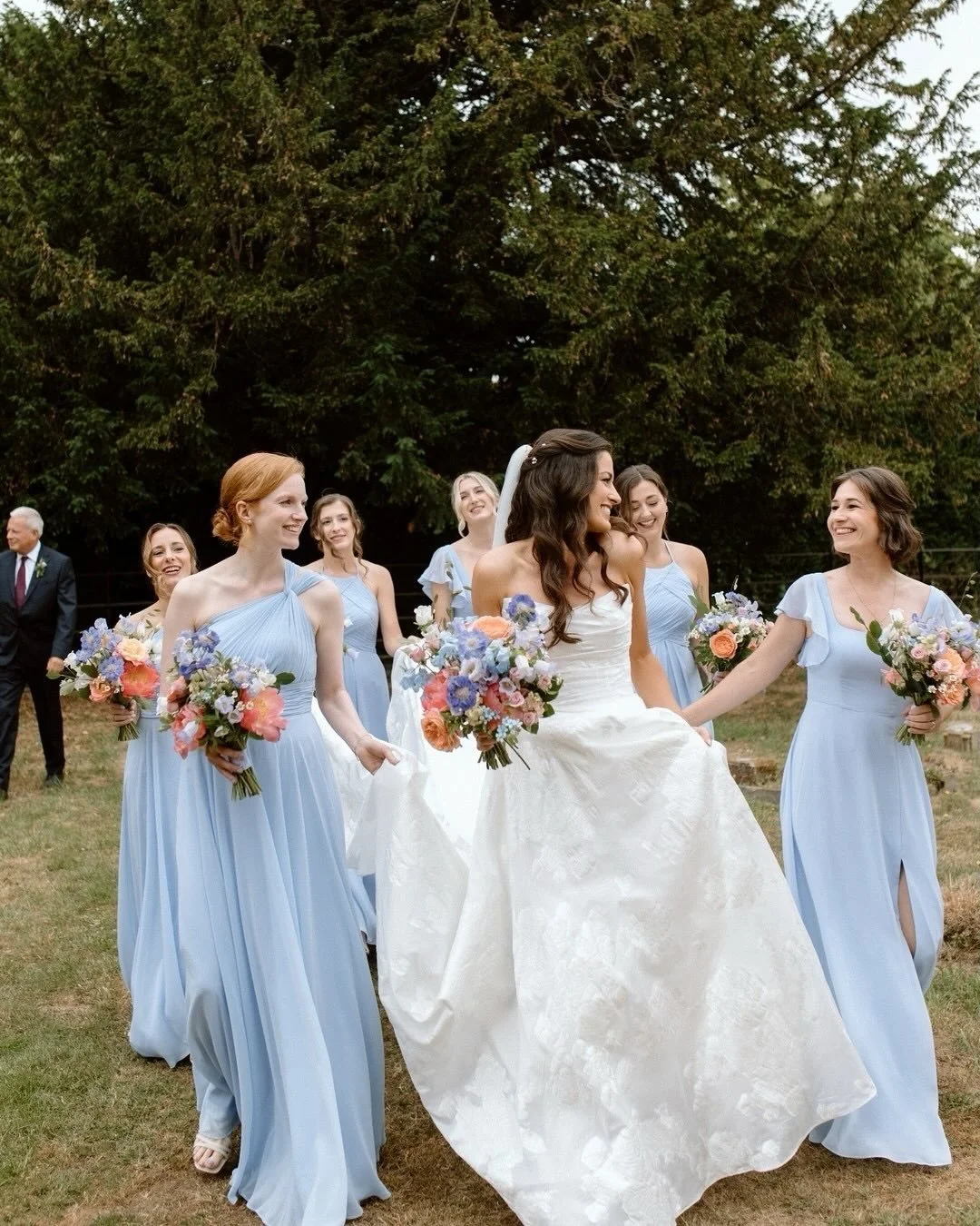 Surrounded by her favourite people, our beautiful bride Louise and her bridesmaids. Swipe to see an extra special wedding guest!
⠀⠀⠀⠀⠀⠀⠀⠀⠀
Venue @tythebarnlaunton
Photographer @natalyjphotography
