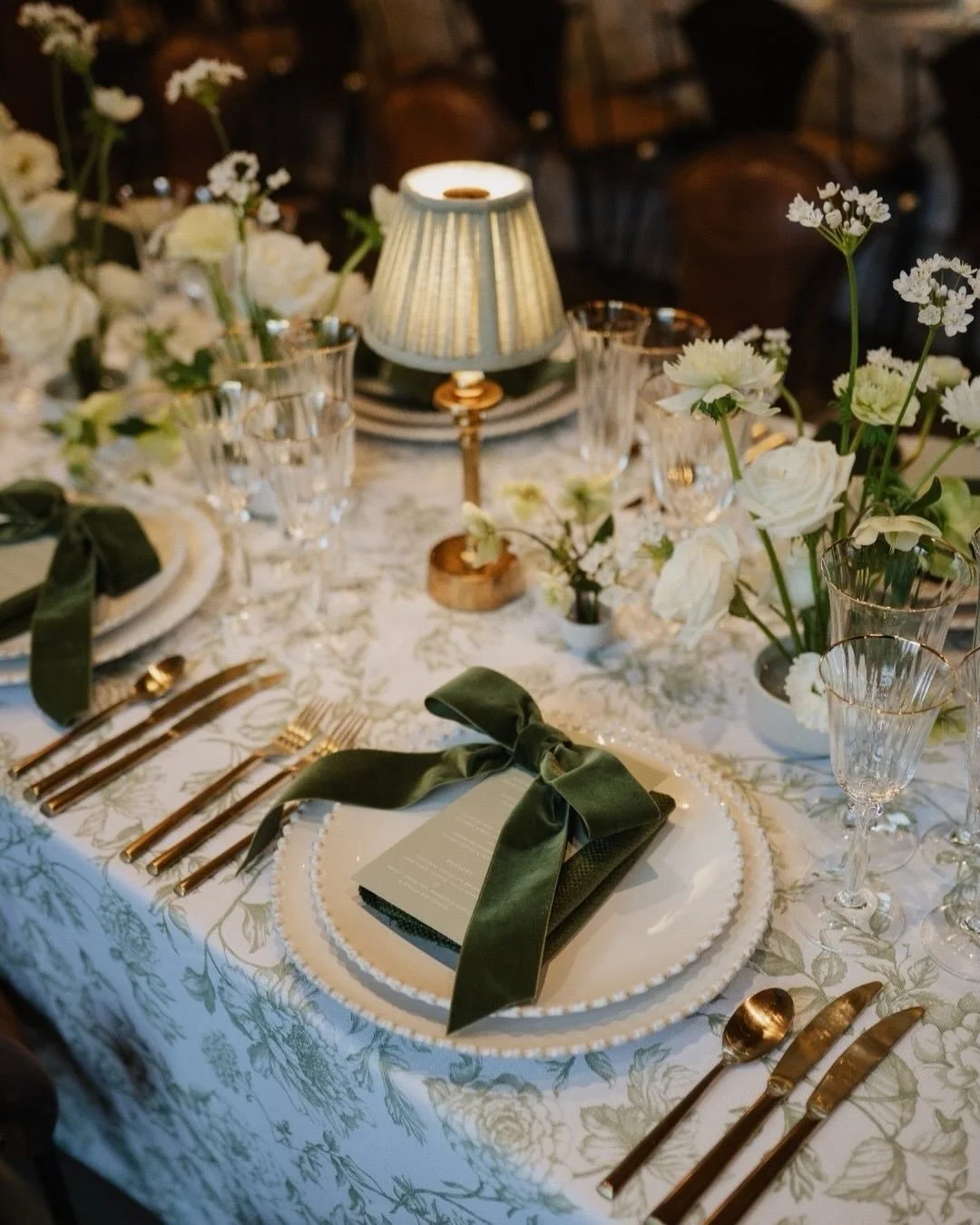 We are still dreaming of this beautiful setup at The Tythe. The dreamiest backdrop and the most delicate flowers all brought to life with the most beautiful d&eacute;cor by Duchess and Butler &mdash; still not over it.
⠀⠀⠀⠀⠀⠀⠀⠀⠀
Table decor: @duchess