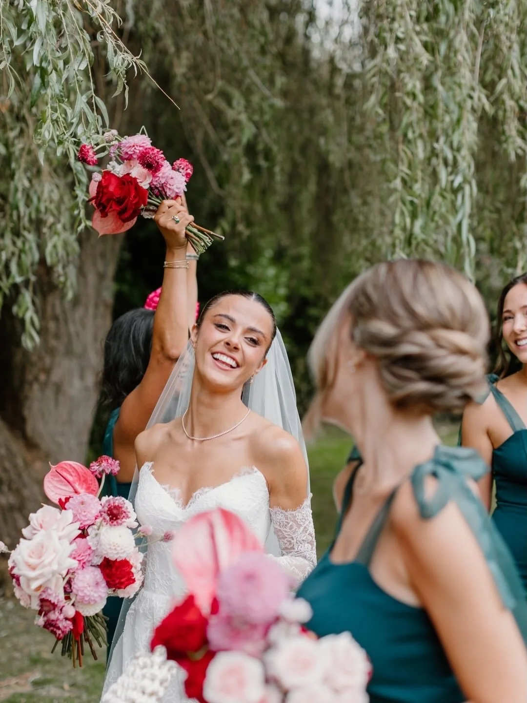 The beautiful Frankie, her bridesmaids and the prettiest handbags! Absolutely adore the colour clashes of the flowers, the dresses and, of course, the handbags, super fun.
⠀⠀⠀⠀⠀⠀⠀⠀⠀
Venue: @tythebarnlaunton 
Photographer: @wild_fern_photography