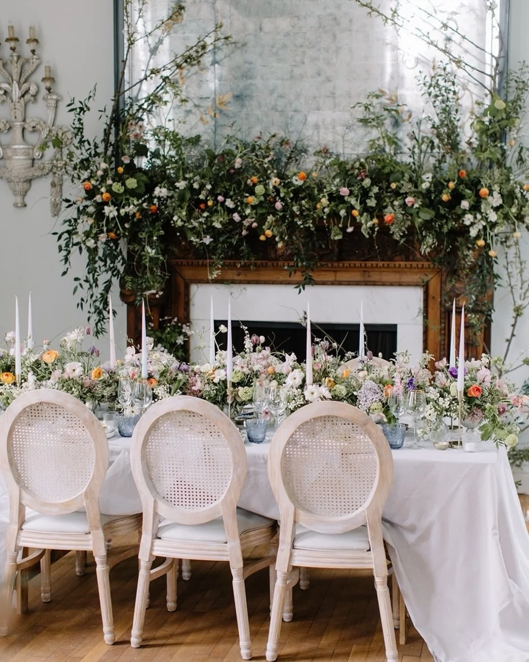 Spring weddings are just around the corner and we can&rsquo;t wait!
⠀⠀⠀⠀⠀⠀⠀⠀⠀
Venue @cornwell_manor 
Photographer @beccygoddard 
Furniture @wedhead.uk