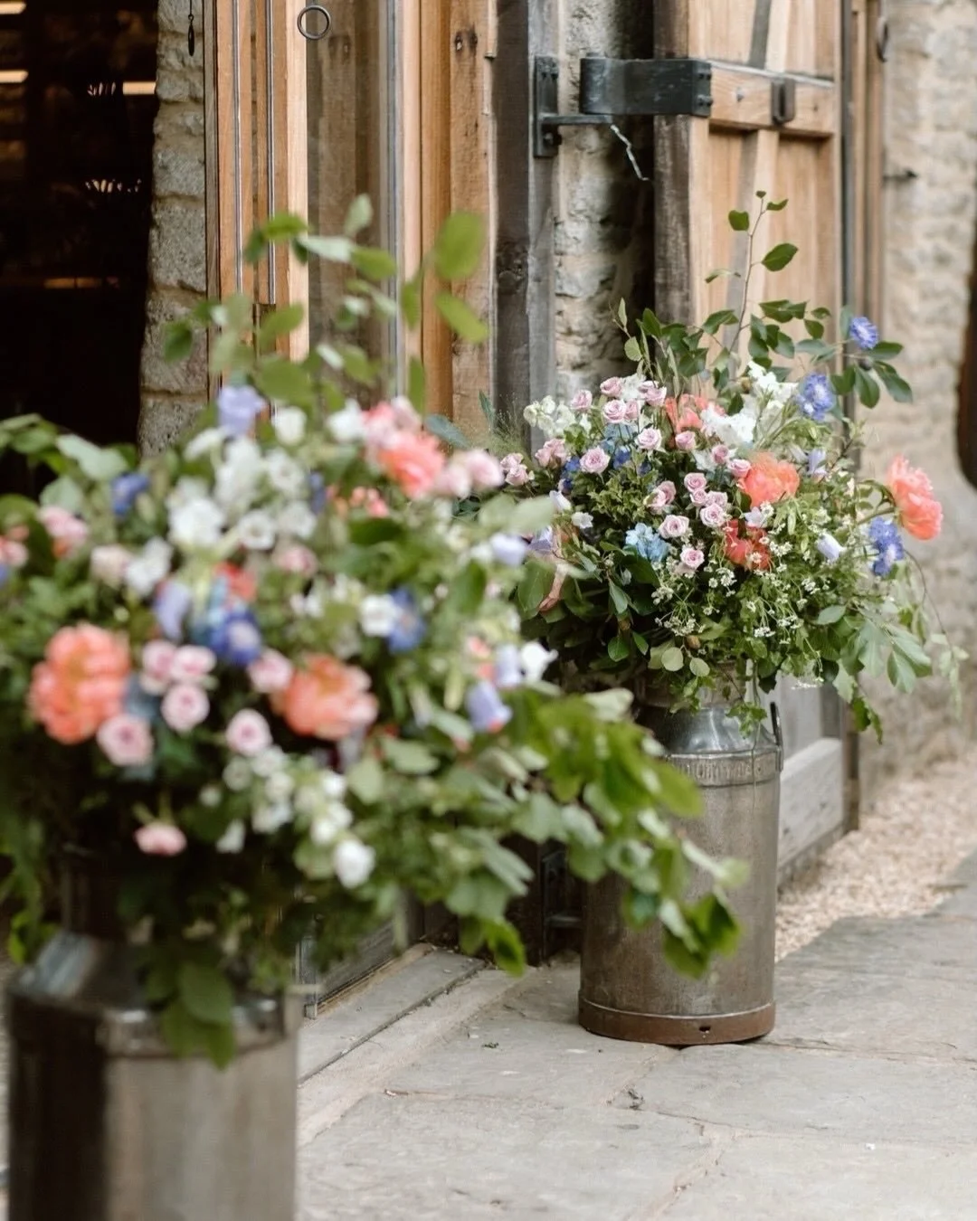 Urns, milk churns, and lots and lots of flowers, each arrangement is unique and designed perfectly for every couple we work with.
⠀⠀⠀⠀⠀⠀⠀⠀⠀
1. @natalyjphotography 
⠀⠀⠀⠀⠀⠀⠀⠀⠀
2. @charcook_photography 
⠀⠀⠀⠀⠀⠀⠀⠀⠀
3.  @dearestlovephotography 
⠀⠀⠀⠀⠀⠀⠀⠀⠀
4