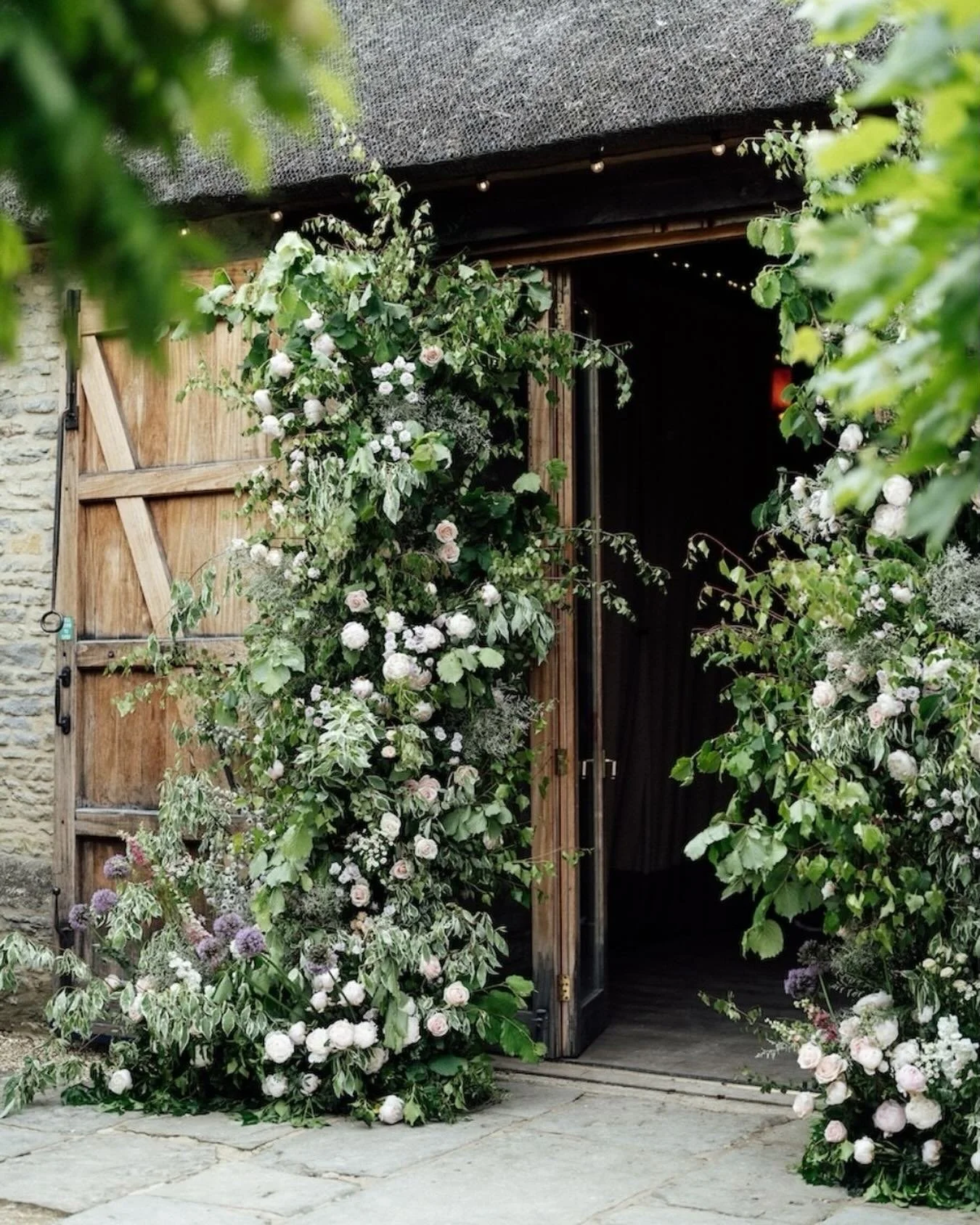 Floral arches and columns are one of our favourite pieces to create &mdash; dramatic, intentional, and the most beautiful backdrop for your vows.
⠀⠀⠀⠀⠀⠀⠀⠀⠀
 Venue: @tythebarnlaunton 
Photographer: @marcusricephotography