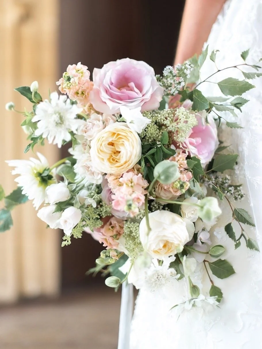 Beautiful florals for our photoshoot with Sally Bean Couture, The stunning Bodleian library gave us the most stunning backdrop.
⠀⠀⠀⠀⠀⠀⠀⠀⠀
Venue @bodleianlibraryweddings 
Shoot planner @joanna_southwell 
Gowns @sallybeancouture 
Make up @bohobride