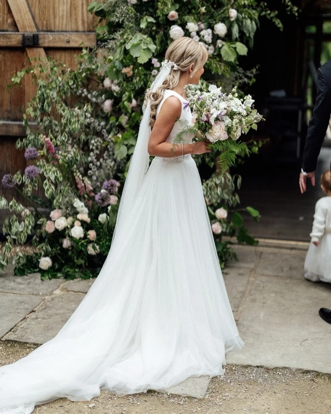 A special moment on the grid for L&amp;J&rsquo;s statement broken arch. One of our absolute favourite ways to decorate the huge barn doors at Tythe.
⠀⠀⠀⠀⠀⠀⠀⠀⠀
Venue @tythebarnlaunton
Images by @marcusricephotography