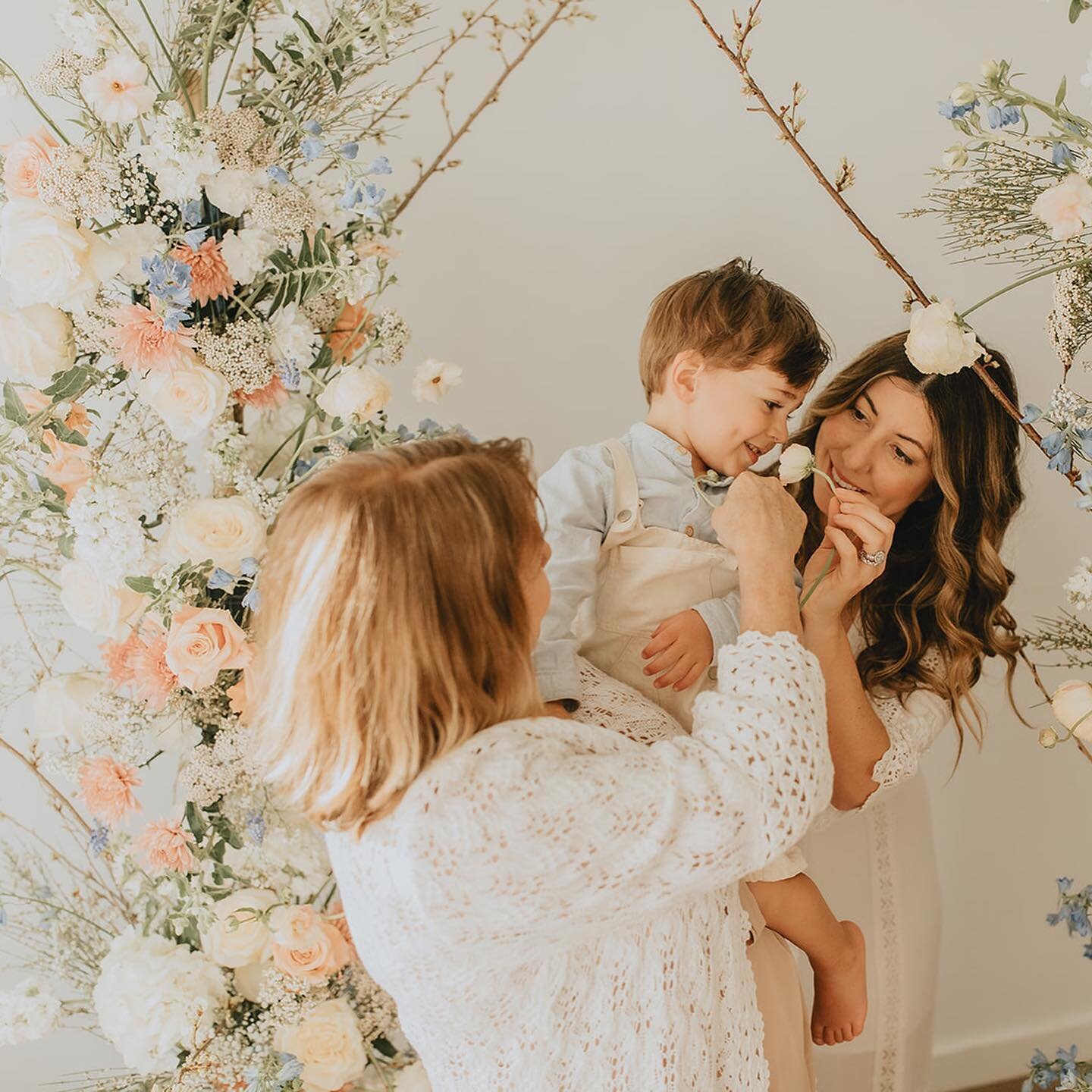 H a p p y  M o t h e r s  D a y  to all of the amazing moms, mother figures and of course my own mom. Forever grateful for this little boy for making me a mama and filling up my soul. Thank you @erinwitkowskiphoto for these motherhood session photos 