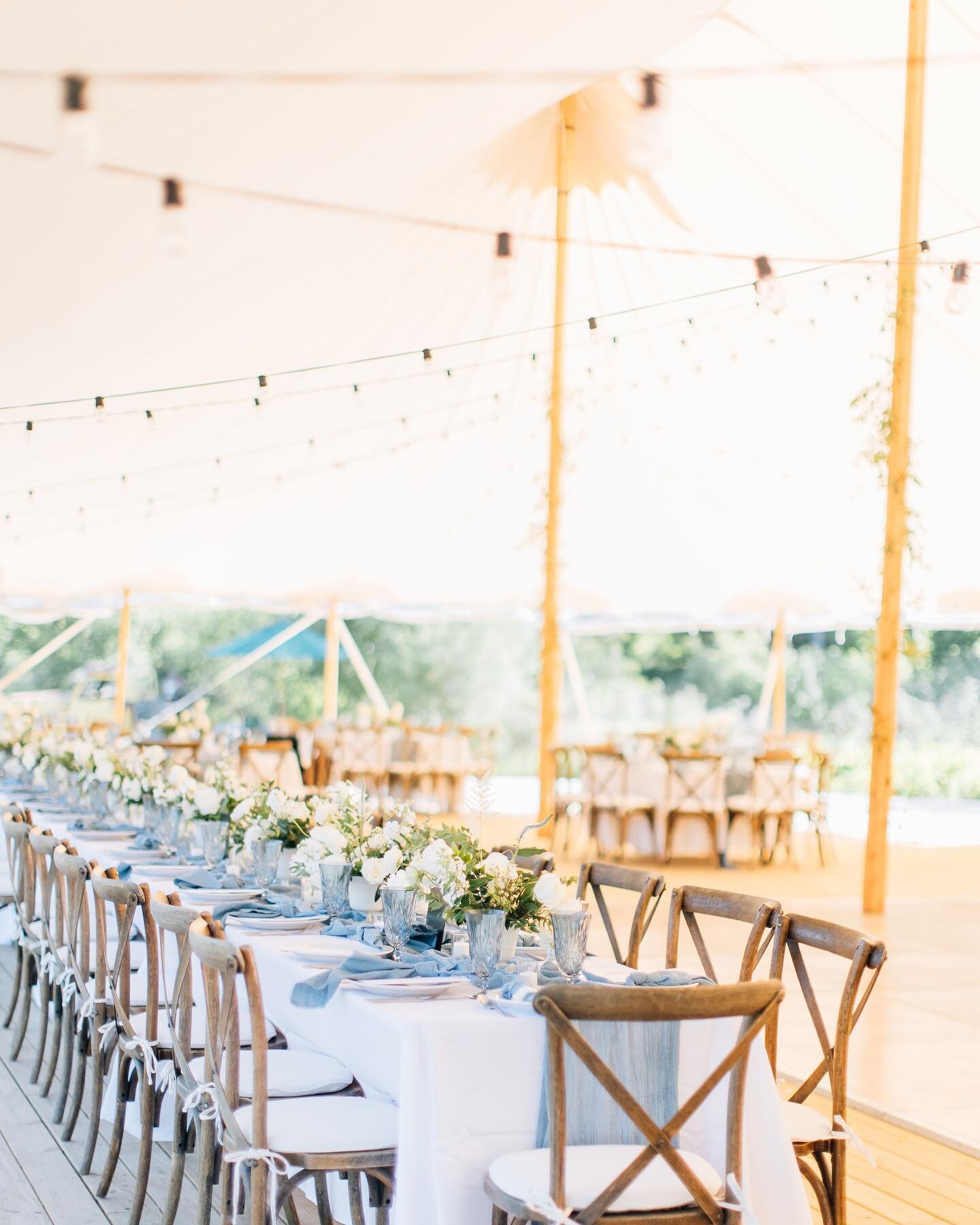 Head table goals! 10 lush centerpieces lined this extra long table with bud jars scattered throughout. Add in this dusty blue palette against the organic green and white florals and the end result is perfection! Captured beautifully by @nidyalloydpho