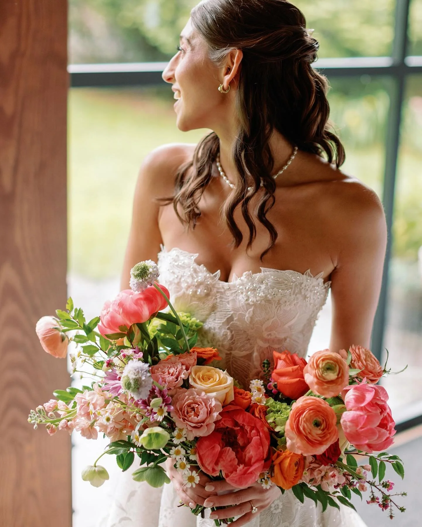 🍭Such a fun and colorful day for the most lovely couples, A+D 💓 Rain plan, no problem! 

Shot beautifully: @alexhealystudios 
Venue: @redmaplevineyard 
Florals: @ohanaeventco
Makeup: @nicruggmakeup