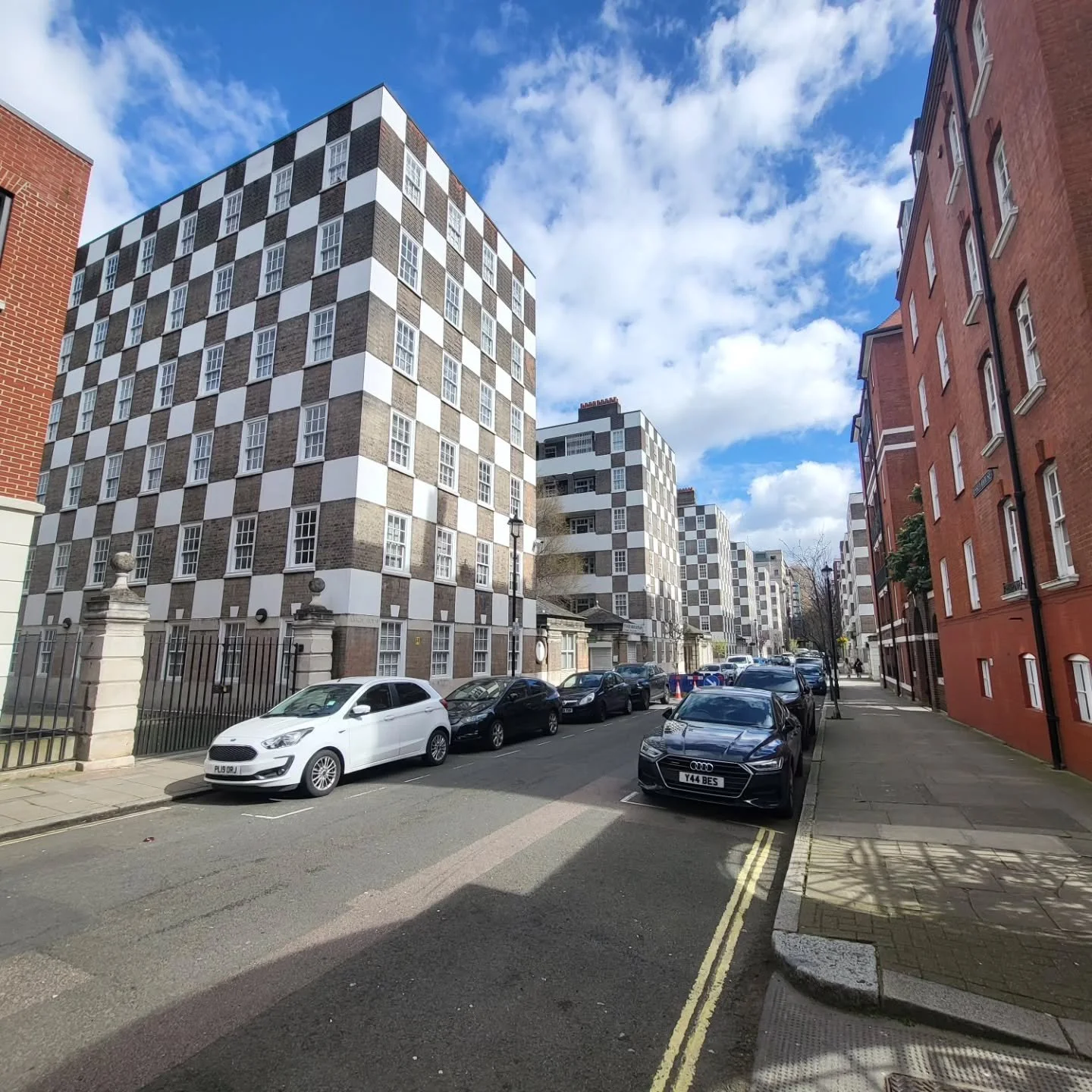 Took a little detour to the easily recognisable Lutyens designed housing blocks as part of the Grosvenor Estate. The chess board facades of the U-shaped blocks remain to be 'dwellings for the working classes...and no other purpose' as the Duke of Wes